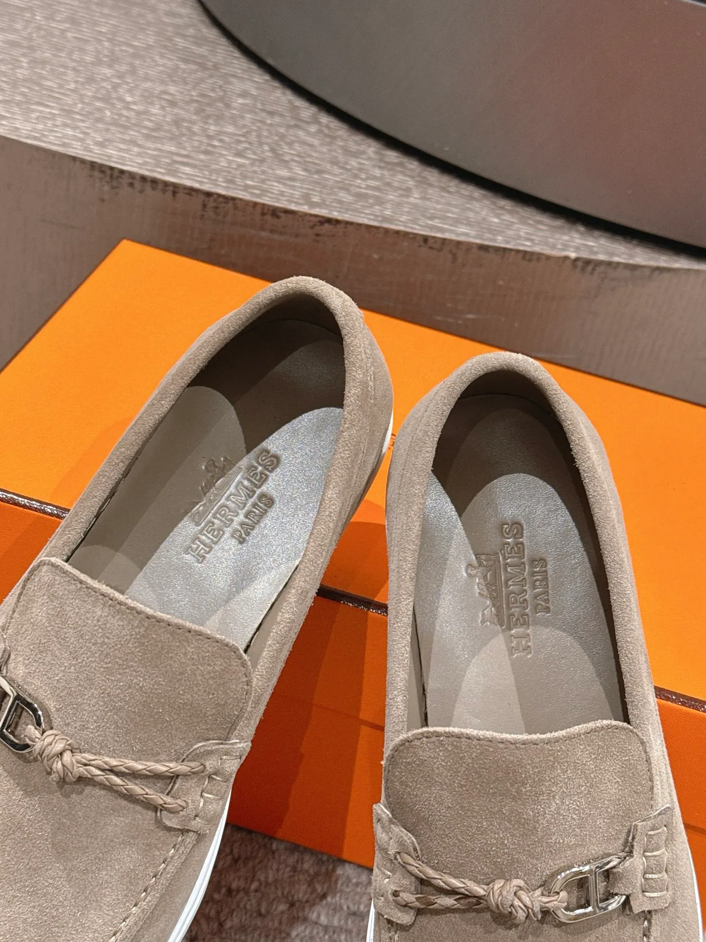 【ΗERMES】 P:540💰 Size: 39-45 (45.46. Customized) Hermes Men's Slip-on Loafers Lgnacio Series Couple's Loafers Casual Sports Shoes Original Purchase Development Made Goods This calfskin loafer is decorated with leather braiding and "Chaine d'Ancre" buckle. Fashionable nautical style loafers, ideal for land and seaside. Exquisite packaging at the delivery counter 🛍📦 Fabric: Original customized imported first-layer cowhide/cow suede Lining: Imported soft cowhide lining Sole: Original molded non-slip TPU material Bottom thickness: 2CM